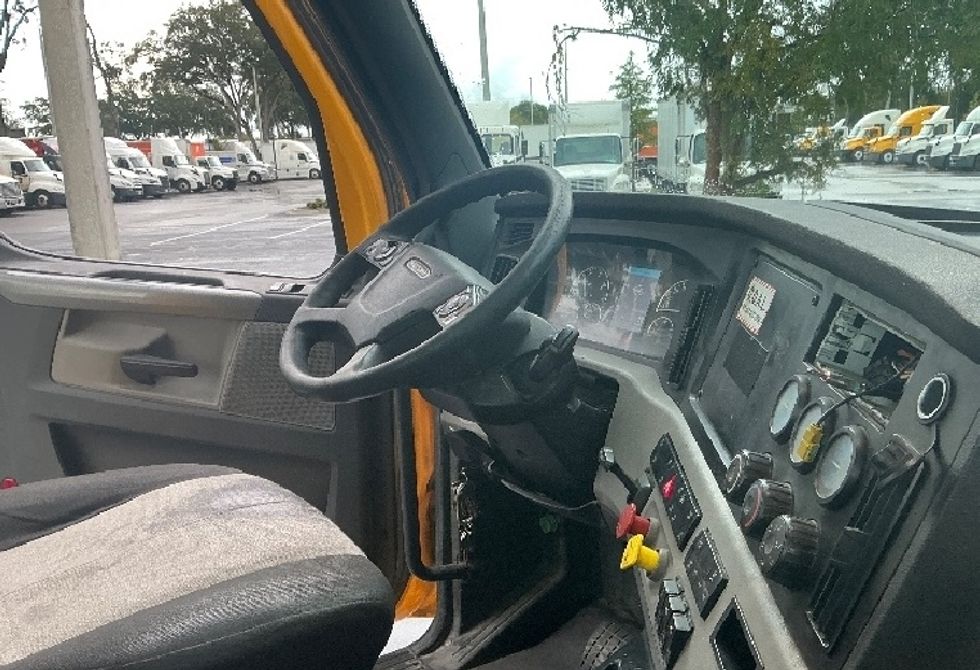 Day Cab Tractor-Heavy Duty Tractors-Freightliner-2020-T11664ST-Jacksonville-FL-583,452\n\t\tmiles-$ 31,000 - Image 14