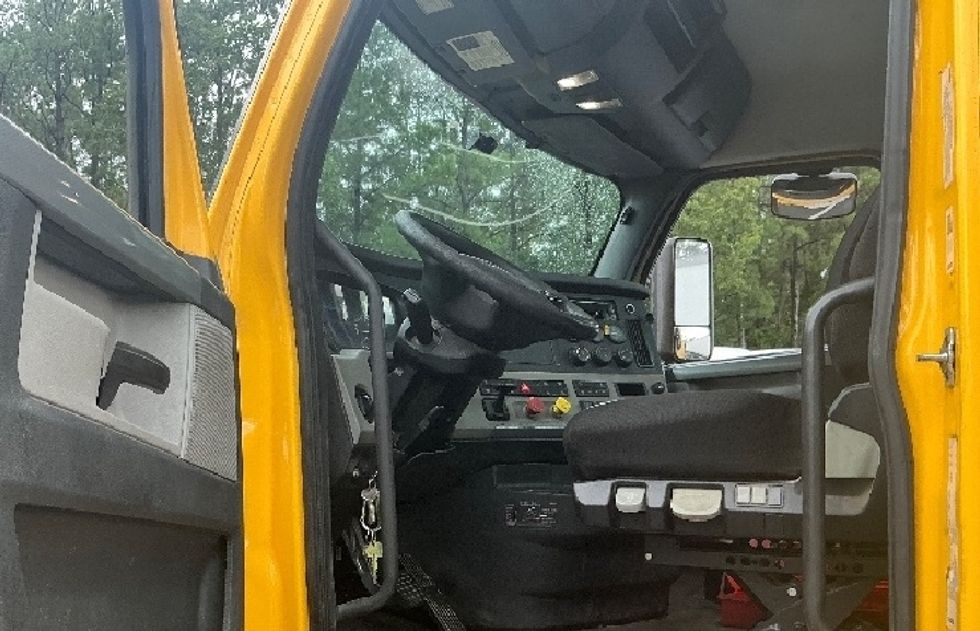Day Cab Tractor-Heavy Duty Tractors-Freightliner-2020-T11664ST-Jacksonville-FL-583,452\n\t\tmiles-$ 31,000 - Image 9