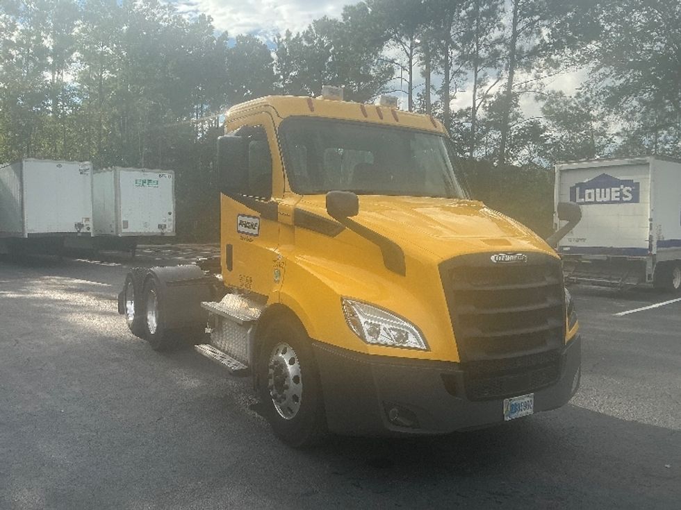 Day Cab Tractor-Heavy Duty Tractors-Freightliner-2020-T11664ST-Jacksonville-FL-616,137\n\t\tmiles-$ 28,750 - Image 1