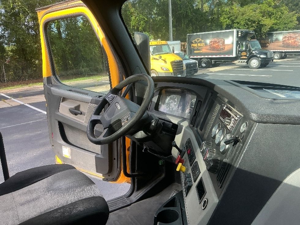 Day Cab Tractor-Heavy Duty Tractors-Freightliner-2020-T11664ST-Jacksonville-FL-616,137\n\t\tmiles-$ 28,750 - Image 14