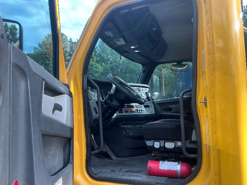 Day Cab Tractor-Heavy Duty Tractors-Freightliner-2020-T11664ST-Jacksonville-FL-616,137\n\t\tmiles-$ 28,750 - Image 9