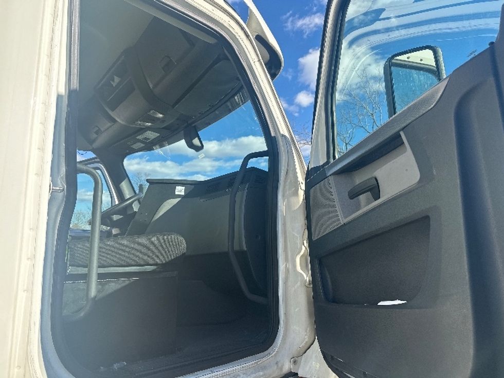 Day Cab Tractor-Heavy Duty Tractors-Freightliner-2020-T11664ST-Jessup-MD-579,546\n\t\tmiles-$ 32,250 - Image 12