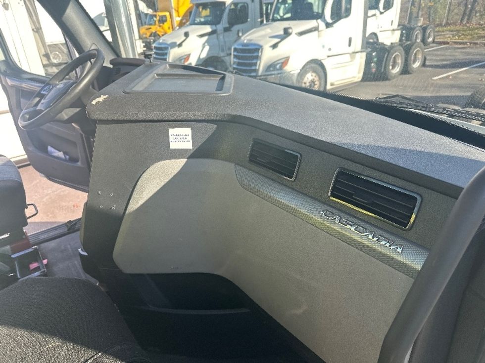 Day Cab Tractor-Heavy Duty Tractors-Freightliner-2020-T11664ST-Jessup-MD-579,546\n\t\tmiles-$ 32,250 - Image 13