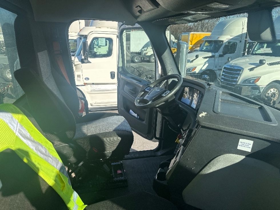 Day Cab Tractor-Heavy Duty Tractors-Freightliner-2020-T11664ST-Jessup-MD-579,546\n\t\tmiles-$ 32,250 - Image 14