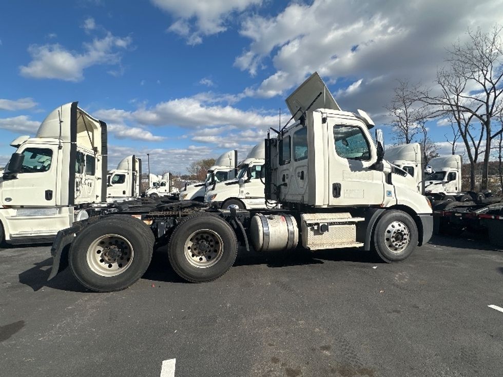 Day Cab Tractor-Heavy Duty Tractors-Freightliner-2020-T11664ST-Jessup-MD-583,258\n\t\tmiles-$ 31,000 - Image 8
