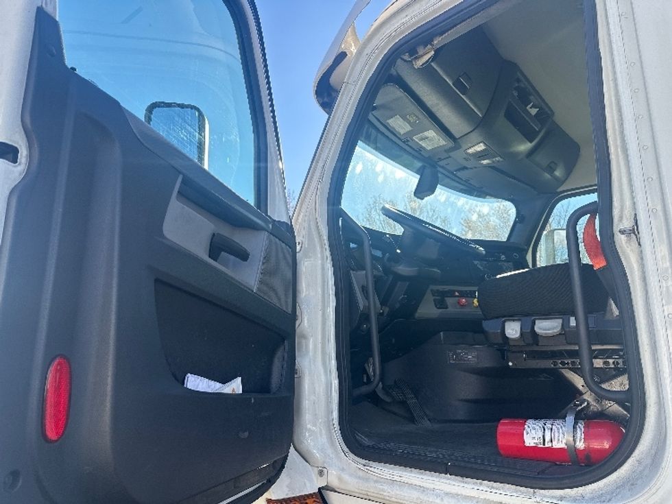 Day Cab Tractor-Heavy Duty Tractors-Freightliner-2020-T11664ST-Jessup-MD-583,258\n\t\tmiles-$ 31,000 - Image 9