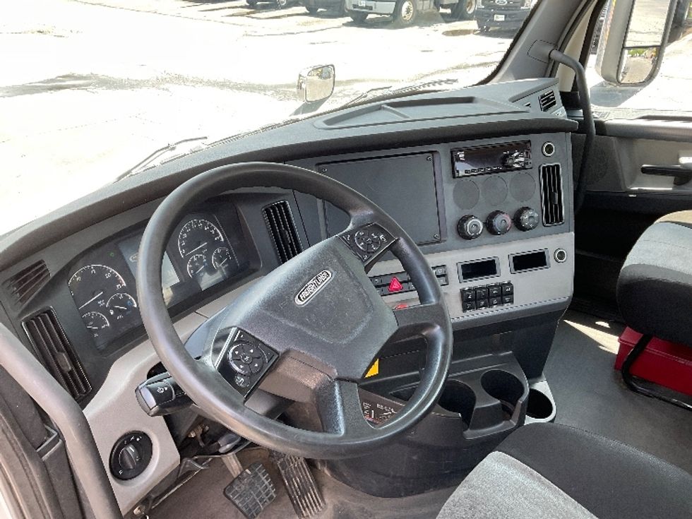 Day Cab Tractor-Heavy Duty Tractors-Freightliner-2020-T11664ST-Jessup-PA-239,881\n\t\tmiles-$ 54,500 - Image 10