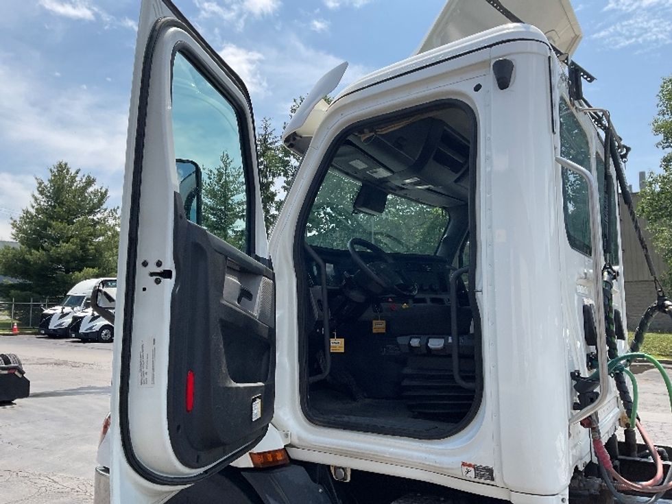 Day Cab Tractor-Heavy Duty Tractors-Freightliner-2020-T11664ST-Jessup-PA-239,881\n\t\tmiles-$ 54,500 - Image 9