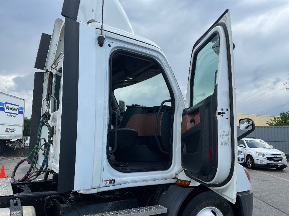 Day Cab Tractor-Heavy Duty Tractors-Freightliner-2020-T11664ST-Kansas City-MO-351,491\n\t\tmiles-$ 39,000 - Image 12