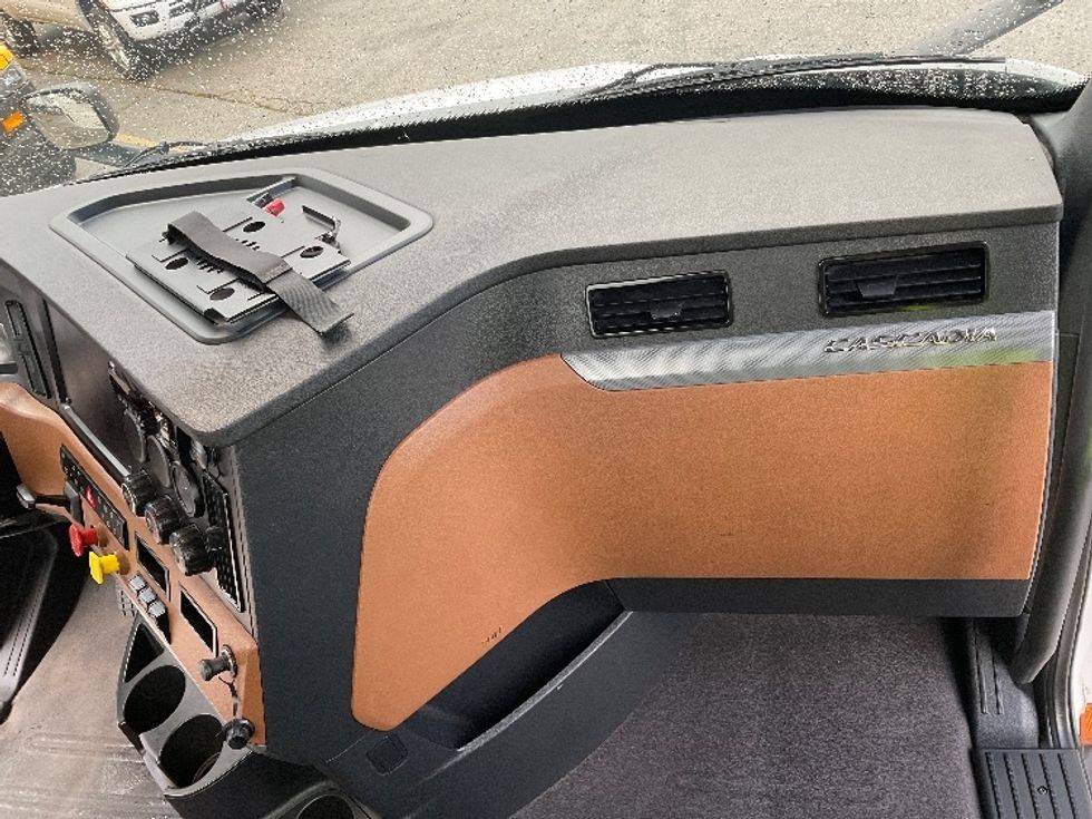 Day Cab Tractor-Heavy Duty Tractors-Freightliner-2020-T11664ST-Kansas City-MO-351,491\n\t\tmiles-$ 39,000 - Image 13