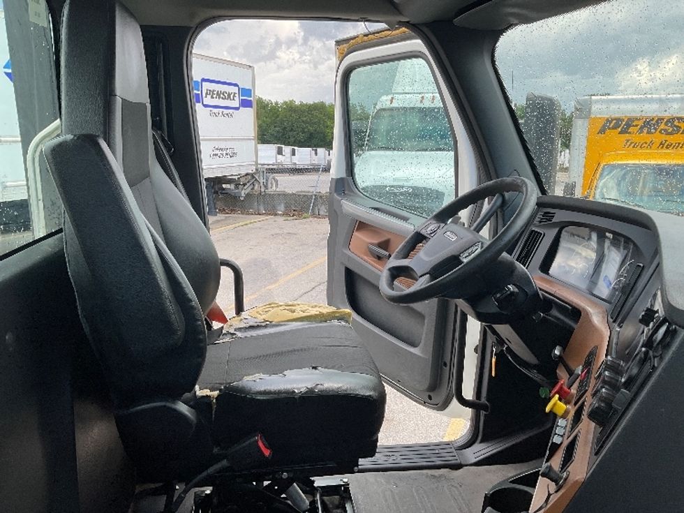 Day Cab Tractor-Heavy Duty Tractors-Freightliner-2020-T11664ST-Kansas City-MO-351,491\n\t\tmiles-$ 39,000 - Image 14