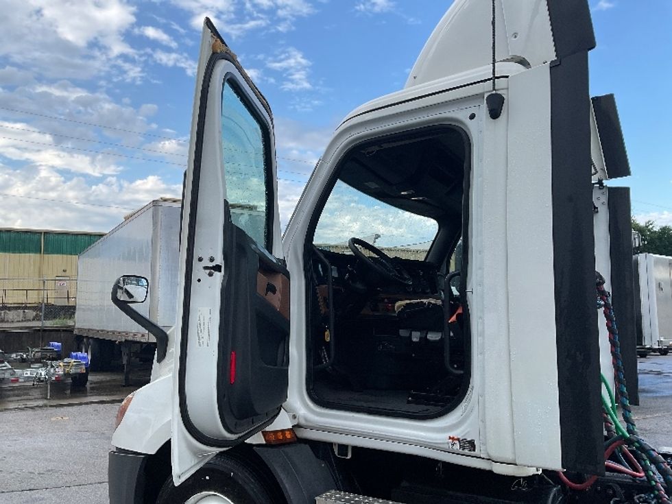 Day Cab Tractor-Heavy Duty Tractors-Freightliner-2020-T11664ST-Kansas City-MO-351,491\n\t\tmiles-$ 39,000 - Image 9