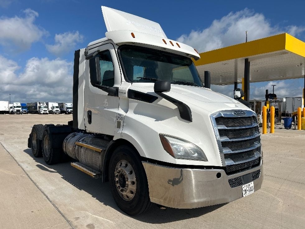 Day Cab Tractor-Heavy Duty Tractors-Freightliner-2020-T11664ST-Katy-TX-695,590\n\t\tmiles-$ 28,000 - Image 1