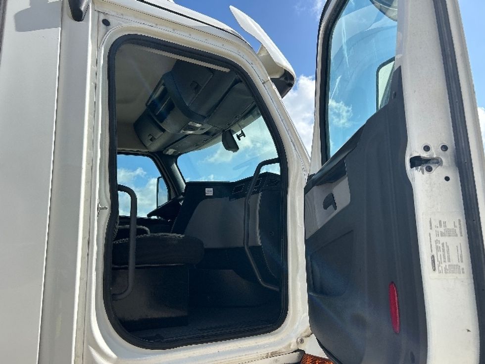 Day Cab Tractor-Heavy Duty Tractors-Freightliner-2020-T11664ST-Katy-TX-695,590\n\t\tmiles-$ 28,000 - Image 12
