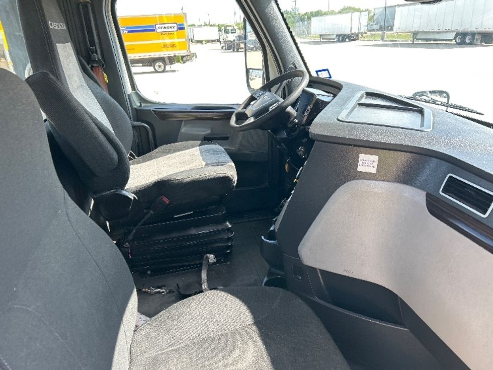 Day Cab Tractor-Heavy Duty Tractors-Freightliner-2020-T11664ST-Katy-TX-695,590\n\t\tmiles-$ 28,000 - Image 14