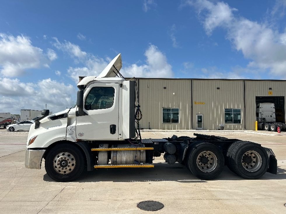 Day Cab Tractor-Heavy Duty Tractors-Freightliner-2020-T11664ST-Katy-TX-695,590\n\t\tmiles-$ 28,000 - Image 4