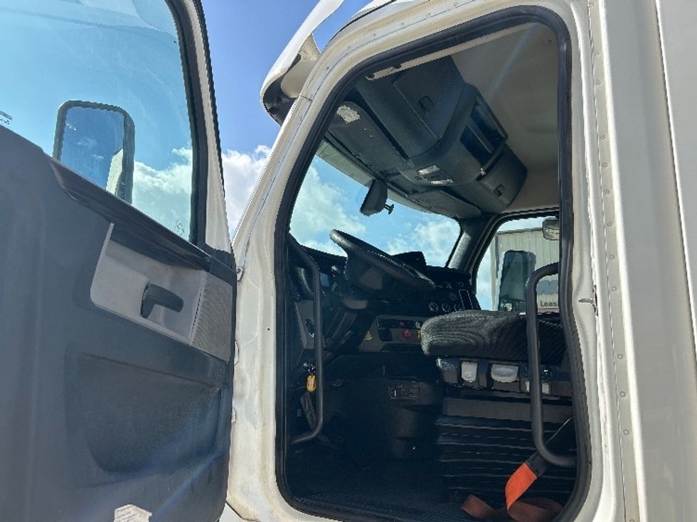 Day Cab Tractor-Heavy Duty Tractors-Freightliner-2020-T11664ST-Katy-TX-695,590\n\t\tmiles-$ 28,000 - Image 9