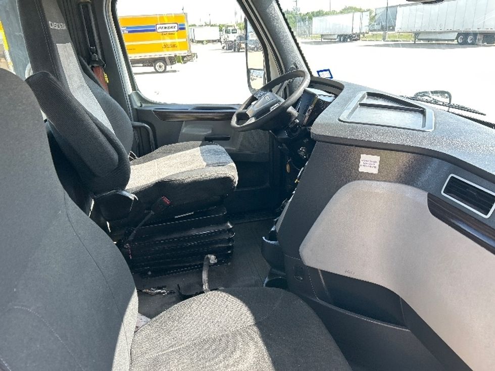 Day Cab Tractor-Heavy Duty Tractors-Freightliner-2020-T11664ST-Katy-TX-806,510\n\t\tmiles-$ 27,250 - Image 14