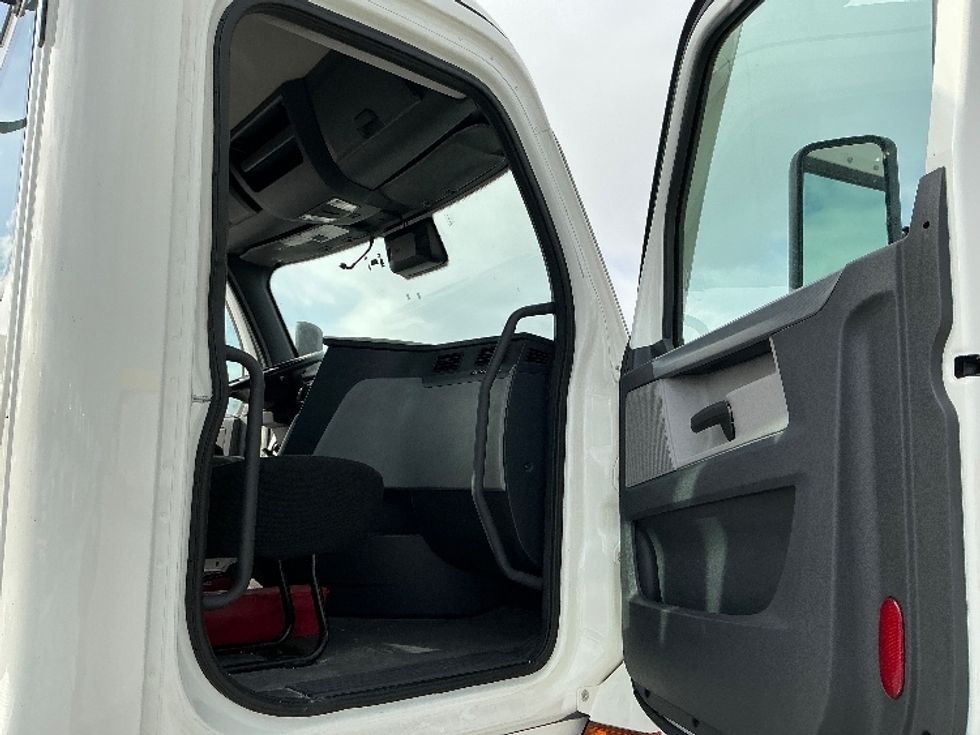 Day Cab Tractor-Heavy Duty Tractors-Freightliner-2020-T11664ST-La Porte-IN-174,974\n\t\tmiles-$ 58,750 - Image 12