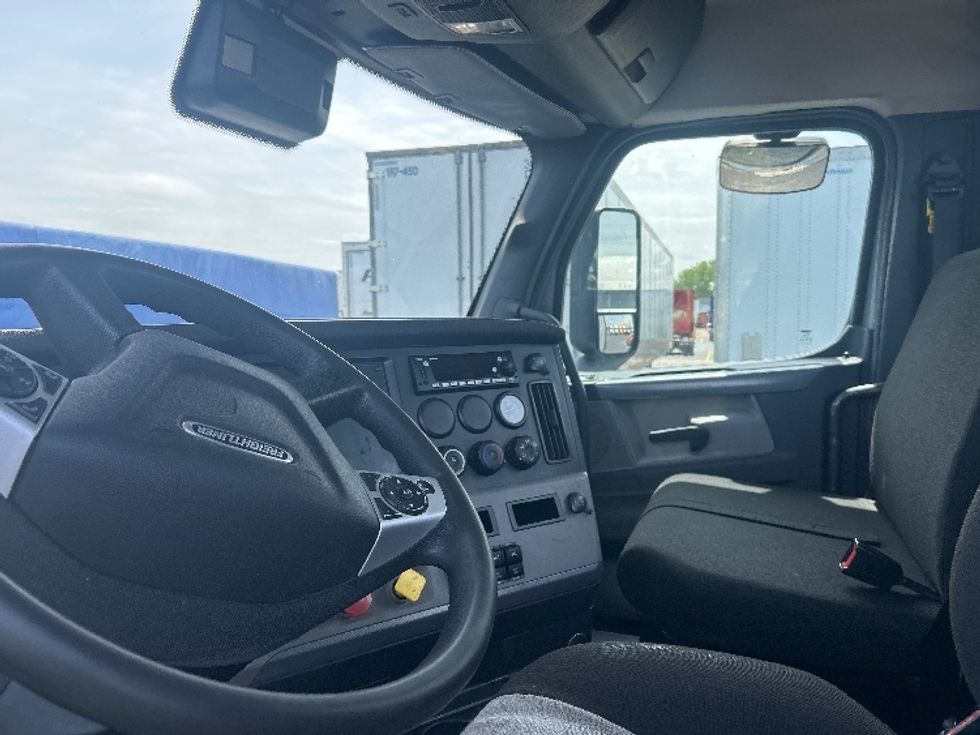 Day Cab Tractor-Heavy Duty Tractors-Freightliner-2020-T11664ST-La Porte-IN-253,113\n\t\tmiles-$ 46,000 - Image 10