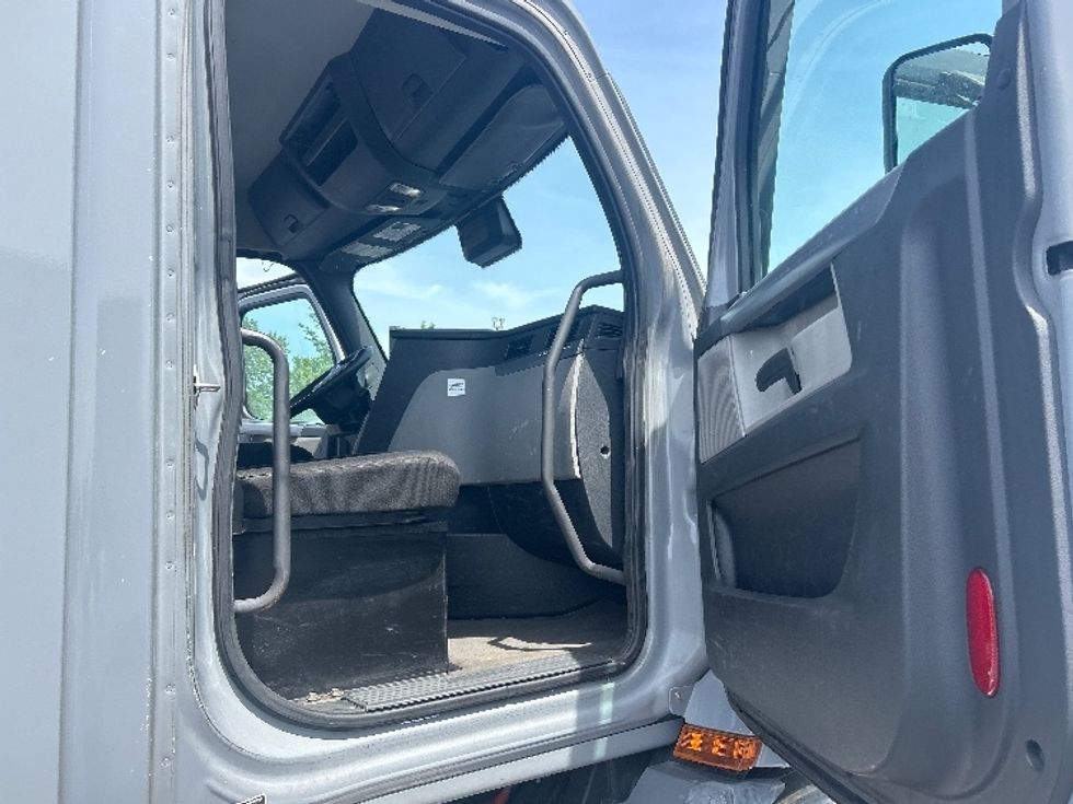 Day Cab Tractor-Heavy Duty Tractors-Freightliner-2020-T11664ST-La Porte-IN-253,113\n\t\tmiles-$ 46,000 - Image 12
