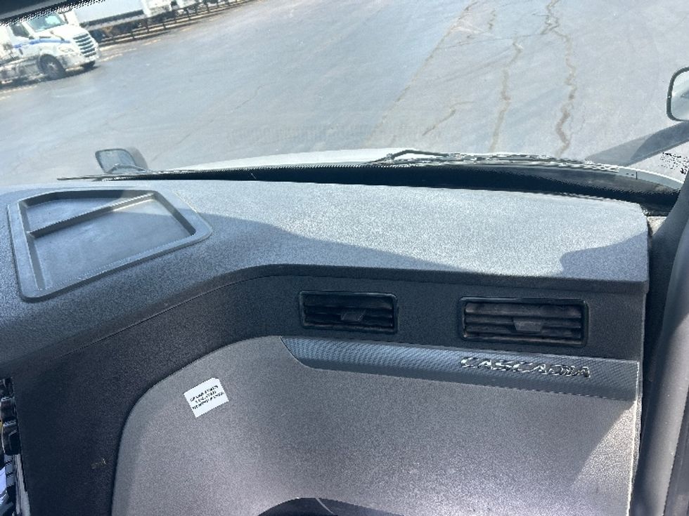 Day Cab Tractor-Heavy Duty Tractors-Freightliner-2020-T11664ST-La Porte-IN-253,113\n\t\tmiles-$ 46,000 - Image 13