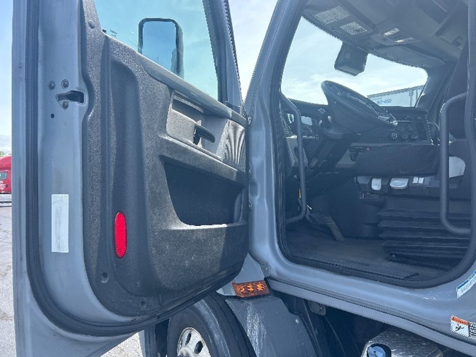 Day Cab Tractor-Heavy Duty Tractors-Freightliner-2020-T11664ST-La Porte-IN-253,113\n\t\tmiles-$ 46,000 - Image 9