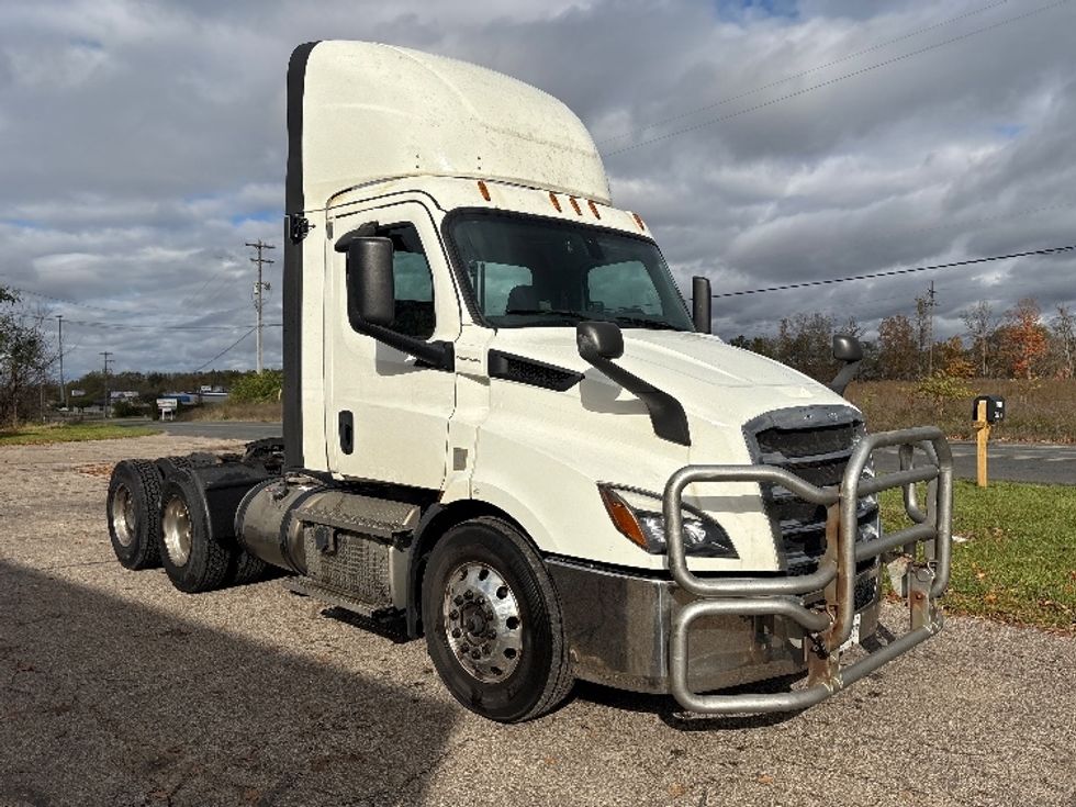 Day Cab Tractor-Heavy Duty Tractors-Freightliner-2020-T11664ST-Lansing-MI-480,818\n\t\tmiles-$ 40,250 - Image 1