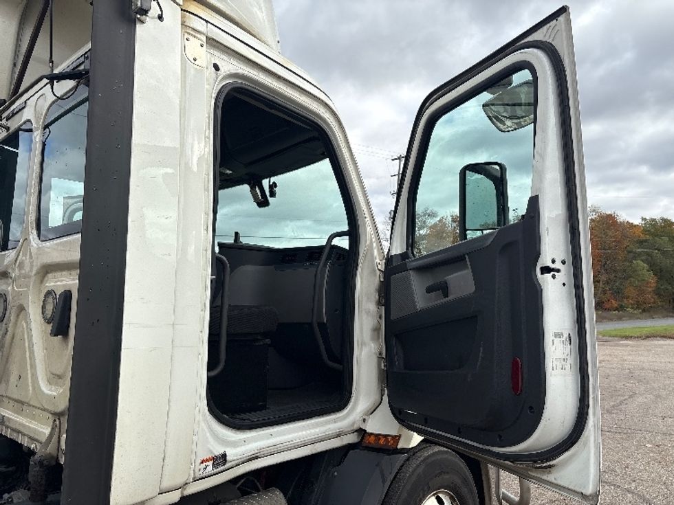 Day Cab Tractor-Heavy Duty Tractors-Freightliner-2020-T11664ST-Lansing-MI-480,818\n\t\tmiles-$ 40,250 - Image 12