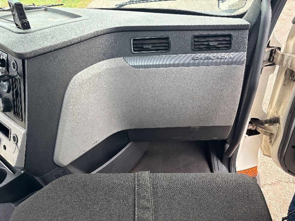 Day Cab Tractor-Heavy Duty Tractors-Freightliner-2020-T11664ST-Lansing-MI-480,818\n\t\tmiles-$ 40,250 - Image 13