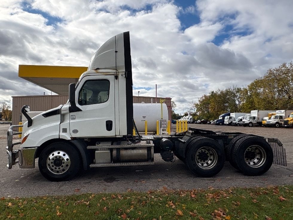 Day Cab Tractor-Heavy Duty Tractors-Freightliner-2020-T11664ST-Lansing-MI-480,818\n\t\tmiles-$ 40,250 - Image 4