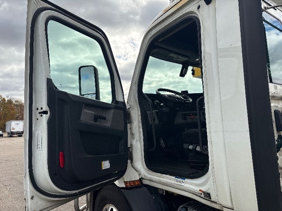 Day Cab Tractor-Heavy Duty Tractors-Freightliner-2020-T11664ST-Lansing-MI-480,818\n\t\tmiles-$ 40,250 - Image 9