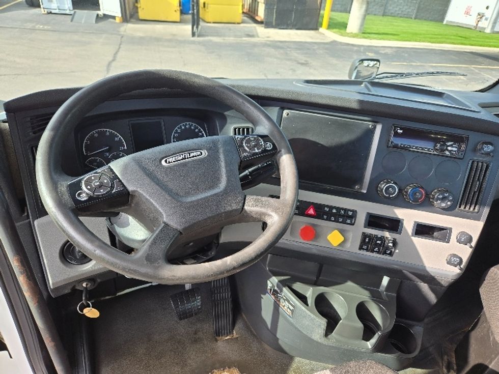 Day Cab Tractor-Heavy Duty Tractors-Freightliner-2020-T11664ST-Lansing-MI-574,284\n\t\tmiles-$ 34,500 - Image 11
