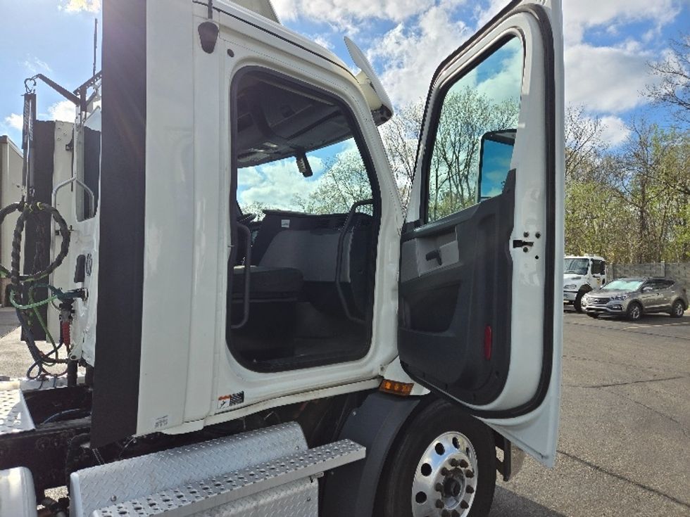 Day Cab Tractor-Heavy Duty Tractors-Freightliner-2020-T11664ST-Lansing-MI-574,284\n\t\tmiles-$ 34,500 - Image 12