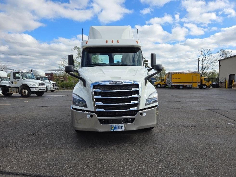 Day Cab Tractor-Heavy Duty Tractors-Freightliner-2020-T11664ST-Lansing-MI-574,284\n\t\tmiles-$ 34,500 - Image 2
