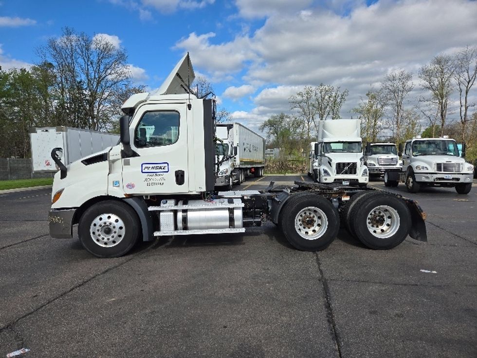Day Cab Tractor-Heavy Duty Tractors-Freightliner-2020-T11664ST-Lansing-MI-574,284\n\t\tmiles-$ 34,500 - Image 4