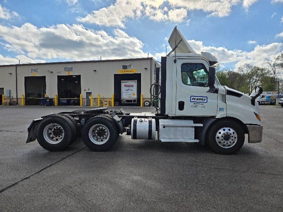 Day Cab Tractor-Heavy Duty Tractors-Freightliner-2020-T11664ST-Lansing-MI-574,284\n\t\tmiles-$ 34,500 - Image 8