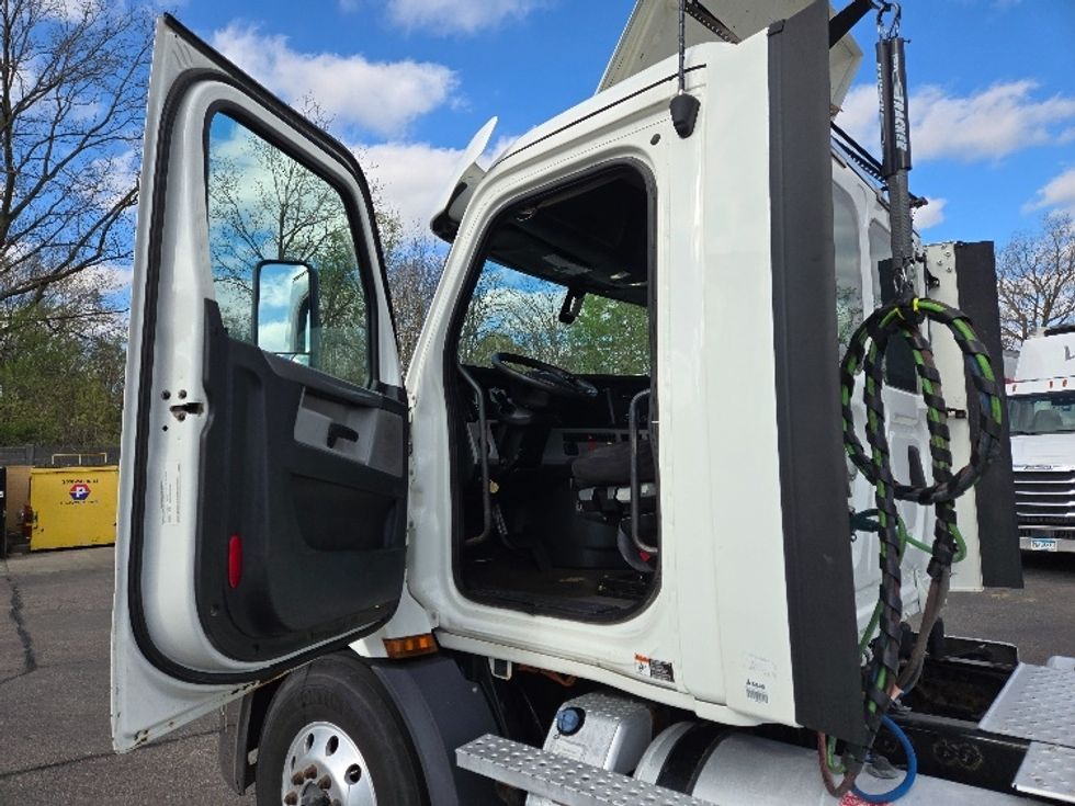 Day Cab Tractor-Heavy Duty Tractors-Freightliner-2020-T11664ST-Lansing-MI-574,284\n\t\tmiles-$ 34,500 - Image 9
