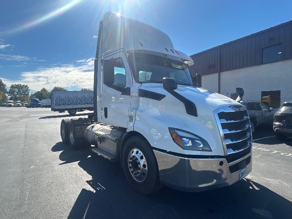 Day Cab Tractor-Heavy Duty Tractors-Freightliner-2020-T11664ST-Louisville-KY-356,084\n\t\tmiles-$ 47,750 - Image 1