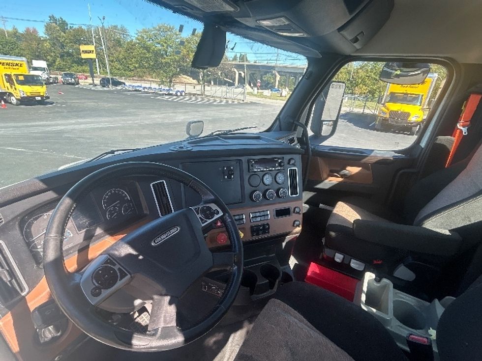 Day Cab Tractor-Heavy Duty Tractors-Freightliner-2020-T11664ST-Louisville-KY-356,084\n\t\tmiles-$ 47,750 - Image 10