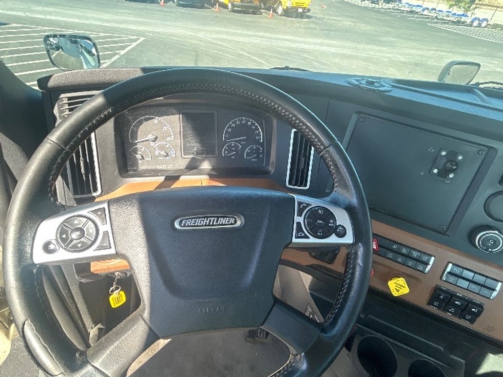 Day Cab Tractor-Heavy Duty Tractors-Freightliner-2020-T11664ST-Louisville-KY-356,084\n\t\tmiles-$ 47,750 - Image 11