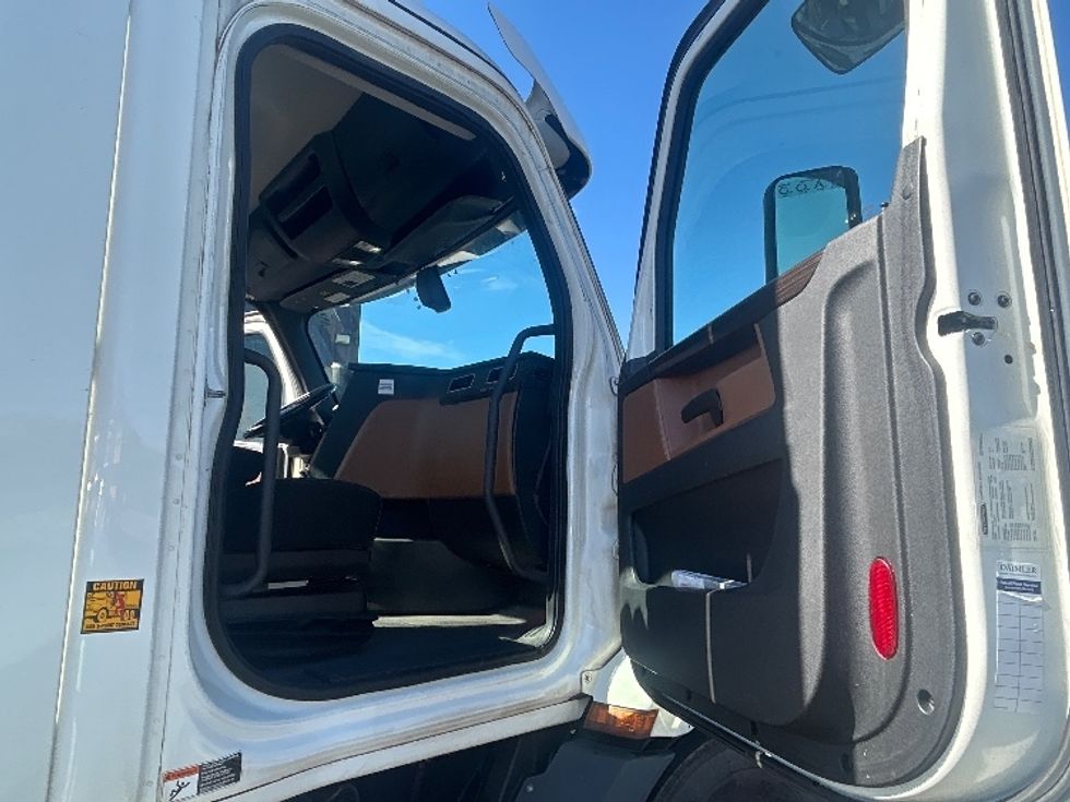 Day Cab Tractor-Heavy Duty Tractors-Freightliner-2020-T11664ST-Louisville-KY-356,084\n\t\tmiles-$ 47,750 - Image 12
