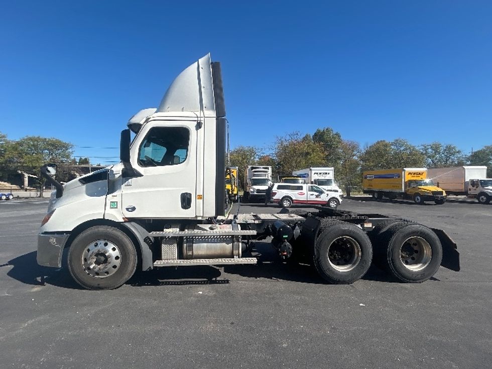 Day Cab Tractor-Heavy Duty Tractors-Freightliner-2020-T11664ST-Louisville-KY-356,084\n\t\tmiles-$ 47,750 - Image 4
