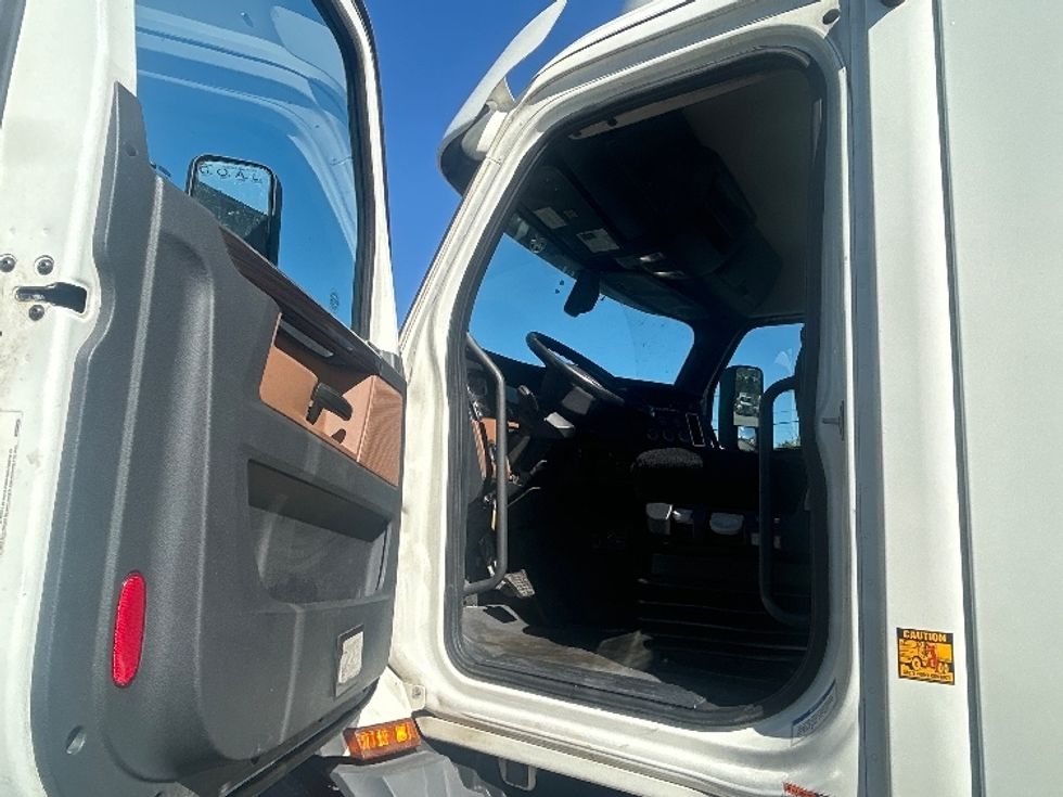 Day Cab Tractor-Heavy Duty Tractors-Freightliner-2020-T11664ST-Louisville-KY-356,084\n\t\tmiles-$ 47,750 - Image 9