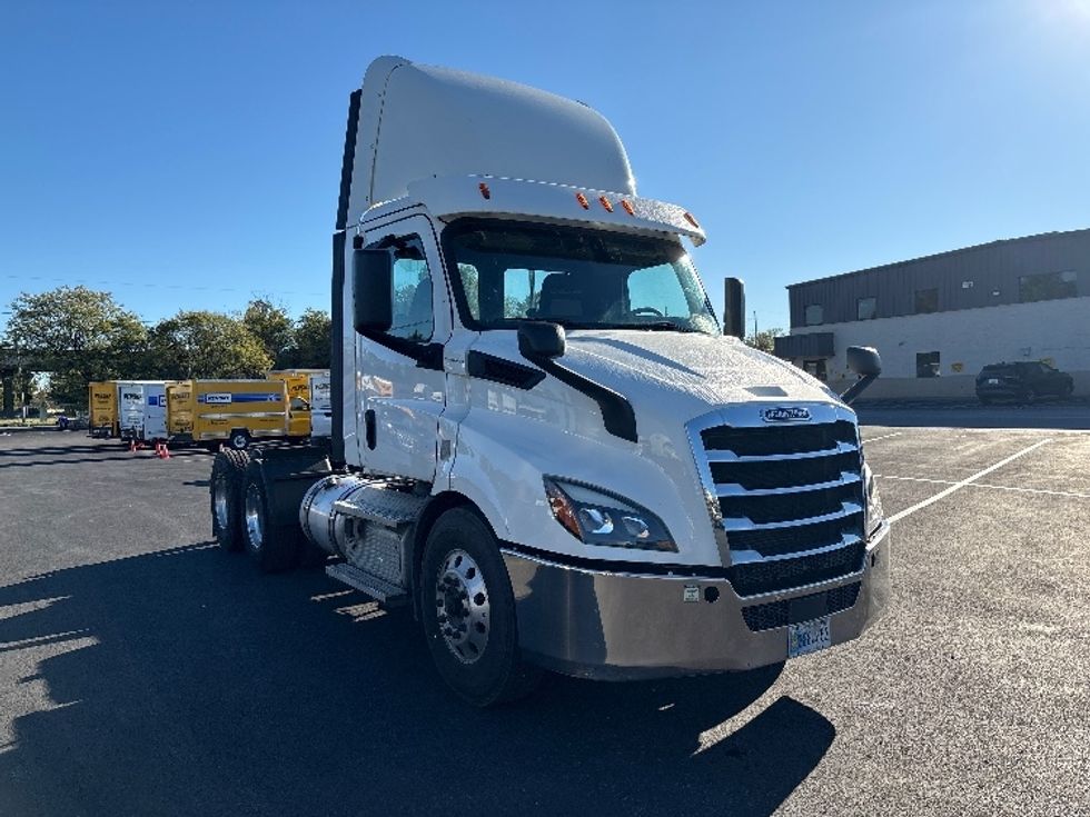 Day Cab Tractor-Heavy Duty Tractors-Freightliner-2020-T11664ST-Louisville-KY-464,663\n\t\tmiles-$ 45,250 - Image 1