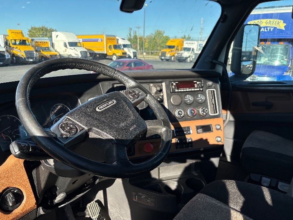 Day Cab Tractor-Heavy Duty Tractors-Freightliner-2020-T11664ST-Louisville-KY-464,663\n\t\tmiles-$ 45,250 - Image 10