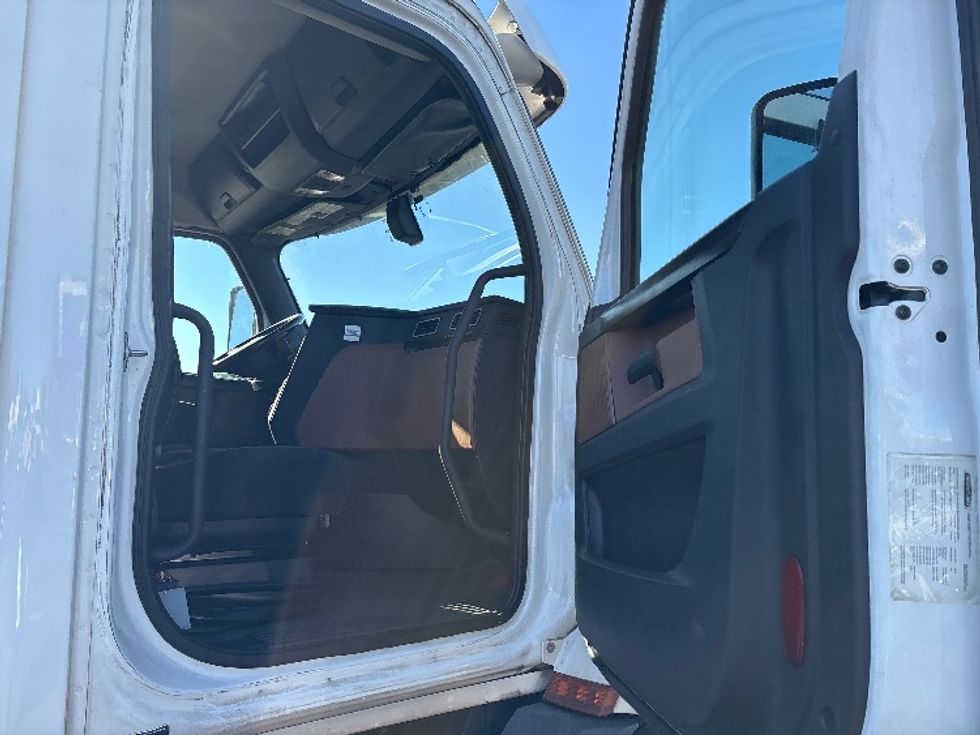 Day Cab Tractor-Heavy Duty Tractors-Freightliner-2020-T11664ST-Louisville-KY-464,663\n\t\tmiles-$ 45,250 - Image 12