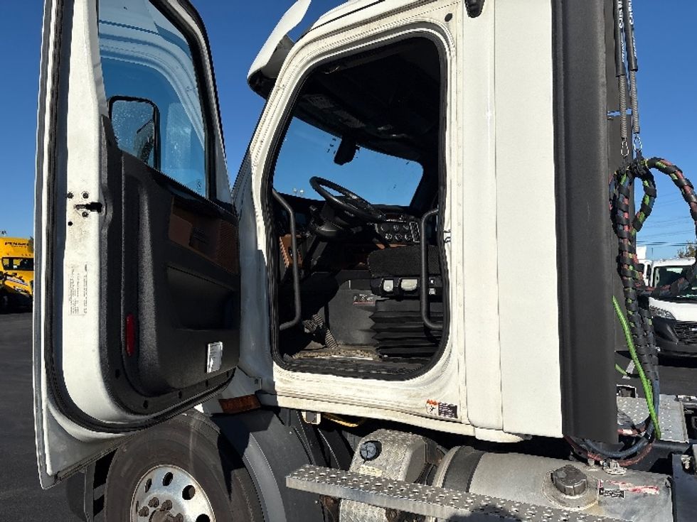 Day Cab Tractor-Heavy Duty Tractors-Freightliner-2020-T11664ST-Louisville-KY-464,663\n\t\tmiles-$ 45,250 - Image 9