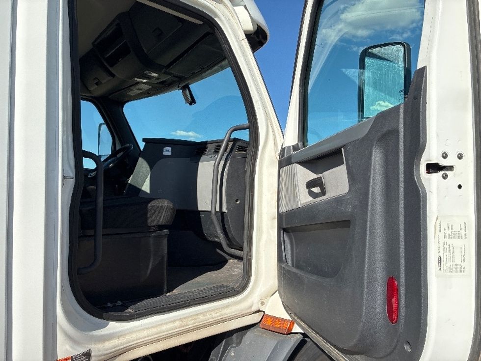 Day Cab Tractor-Heavy Duty Tractors-Freightliner-2020-T11664ST-Lubbock-TX-184,691\n\t\tmiles-$ 65,250 - Image 12