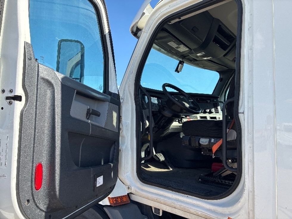 Day Cab Tractor-Heavy Duty Tractors-Freightliner-2020-T11664ST-Lubbock-TX-184,691\n\t\tmiles-$ 65,250 - Image 9
